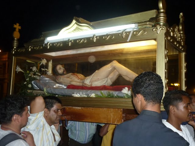 La actitud anti cristiana de cofrades no detuvo la marcha de la procesion del Viernes Santo en Catedral